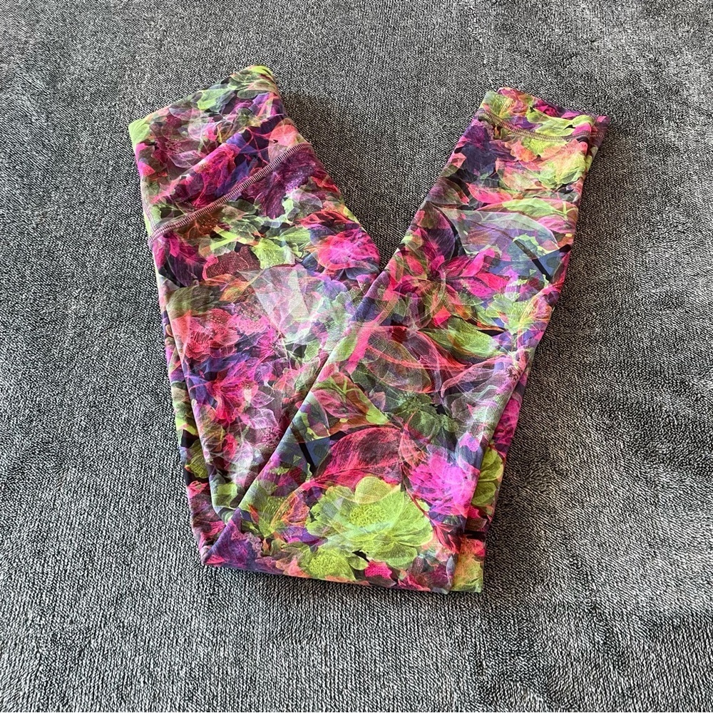 Lululemon Wunder Train High-Rise Tight 25"
Vivid Floral Tone Multi Size 4 - Picture 8 of 12